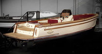 classic boat : in-board runabout TENDER 31  Moonday Yachts