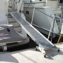 folding boat gangway  Mar Quipt