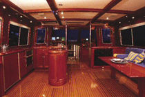 glossy varnish (for merchant ships and professional boats)  Admiralty Coatings Inc.