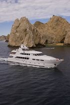 luxury yacht : flybridge super-yacht (tri-deck) SUN CHASER Richmond Yachts
