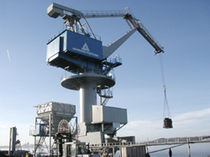 port crane: level luffing crane  ThyssenKrupp F&ouml;rdertechnik