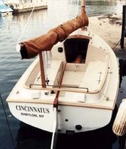 sailboat : classic day-sailer (cat boat) THOM CAT 19 Thompson Boatworks