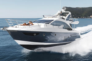 cruising motor yacht / flybridge / GRP / displacement