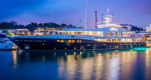 wheelhouse mega-yacht / with helideck