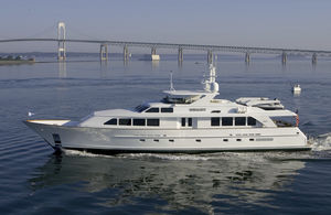 cruising super-yacht / traditional / flybridge / displacement