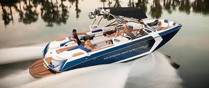 inboard runabout / bow-rider / wakeboard / 19-person max.