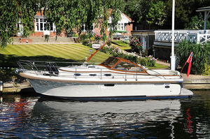 inboard express cruiser / diesel / canal