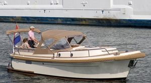 inboard cabin cruiser / open / canal