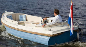 inboard small boat / center console