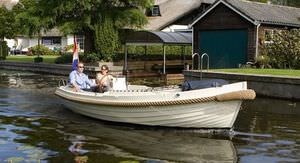 inboard small boat / center console