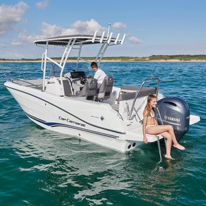 outboard center console boat / center console / open / sport-fishing