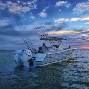 outboard center console boat / twin-engine / planing hull / center console