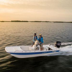 outboard bay boat / center console / sport-fishing / skiff