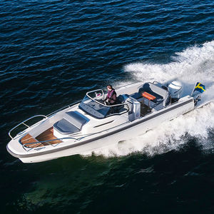 outboard center console boat / center console / open / sport-fishing