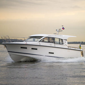 inboard express cruiser / hard-top / 8-person max. / 6-berth