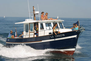 inboard cruising fishing boat / outboard / wheelhouse