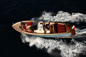 inboard center console boat / center console / traditional / with cabin