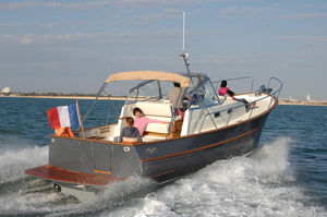 inboard center console boat / traditional / 4-berth / with cabin