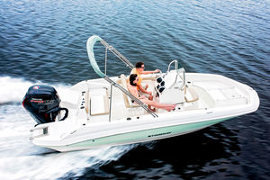 outboard deck boat / 7-person max.