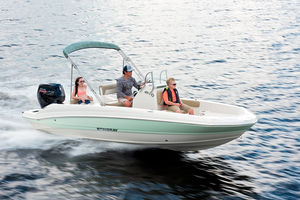 outboard deck boat / 7-person max.