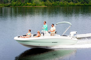outboard deck boat / 9-person max.