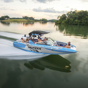 inboard runabout / bow-rider / wakeboard / 18-person max.