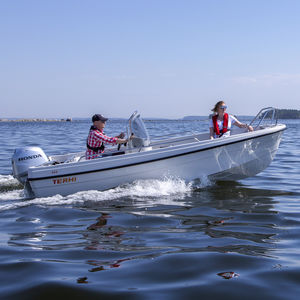 outboard center console boat / center console / open / sport-fishing