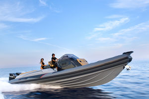 outboard inflatable boat / twin-engine / rigid / center console