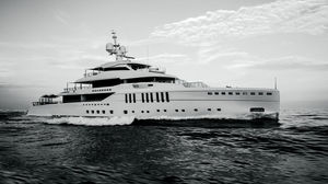 cruising mega-yacht / wheelhouse / custom / vertical bow