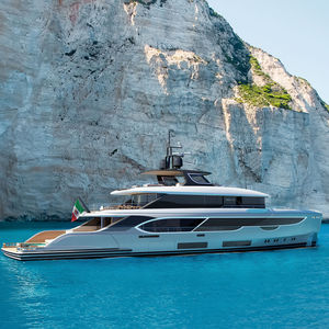 cruising super-yacht / wheelhouse