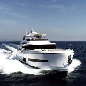 cruising motor yacht / flybridge / displacement / 3-cabin