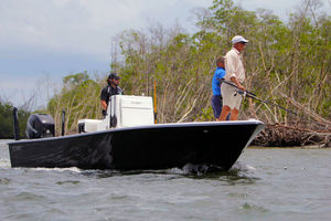 outboard bay boat / center console / sport-fishing