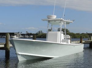 center console monohull boat / twin-engine / sport-fishing / classic