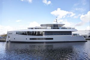 explorer super-yacht / 6-cabin / vertical bow