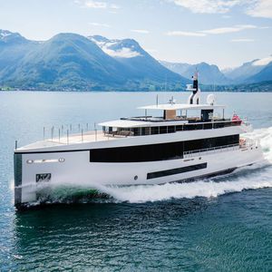 cruising super-yacht / explorer / wheelhouse / vertical bow