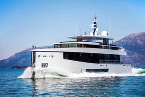 cruising super-yacht / explorer / wheelhouse / vertical bow