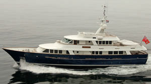 cruising super-yacht / raised pilothouse / aluminum / displacement