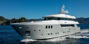 cruising super-yacht / wheelhouse