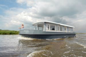 inboard houseboat / canal