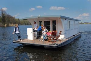 inboard houseboat / outboard / canal