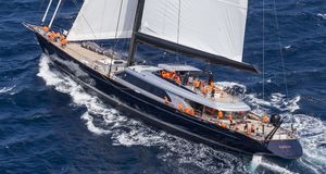 cruising sailing super-yacht / deck saloon