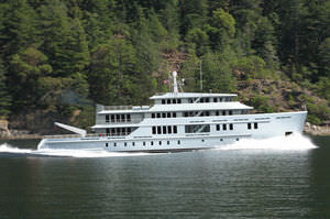cruising mega-yacht / classic / explorer / raised pilothouse