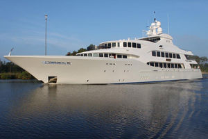 cruising mega-yacht / raised pilothouse / aluminum
