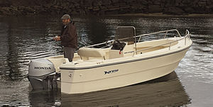 center console monohull boat / sport-fishing