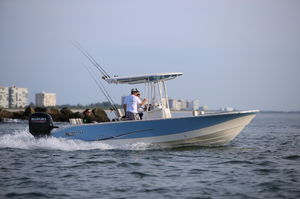 outboard bay boat / center console / sport-fishing / with T-top