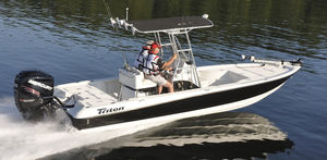 outboard bay boat / center console / sport-fishing / 7-person max.