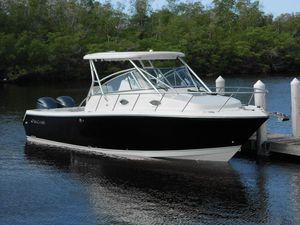 twin-engine bay boat / outboard / hard-top / sport-fishing