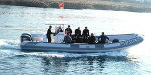 outboard inflatable boat / twin-engine / rigid / center console