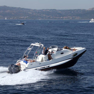 outboard inflatable boat / twin-engine / rigid / center console