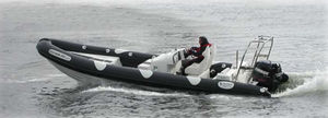 outboard inflatable boat / twin-engine / rigid / center console